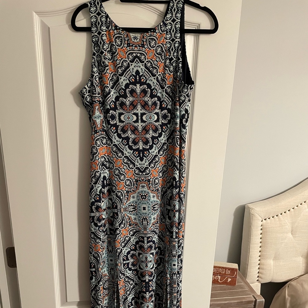 Maxi dress perfect for the summer with 2 slits in the front.